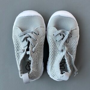 NWOT - Leisfit Toddler 7 Light Gray Knit Sneakers